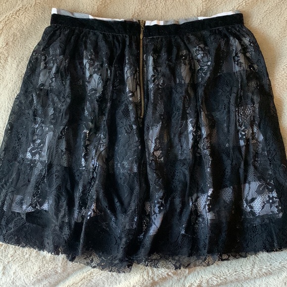 A short lace skirt. - Picture 3 of 4